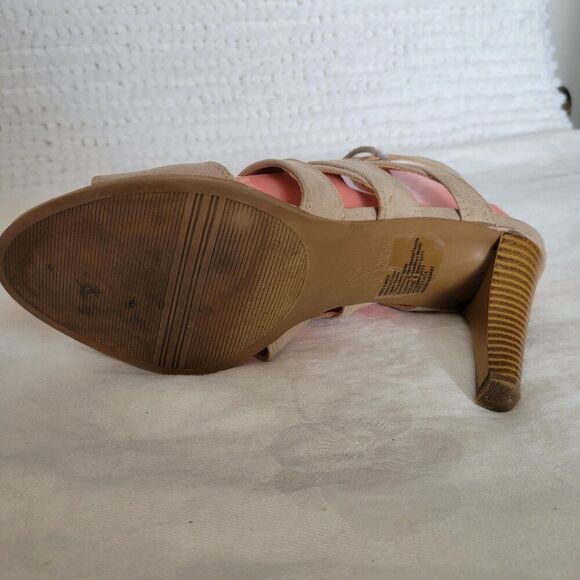 Simply Vera Wang Size 8 Open Toe Sandals Strappy Faux Suede Taupe lace-up shoes - Picture 9 of 14